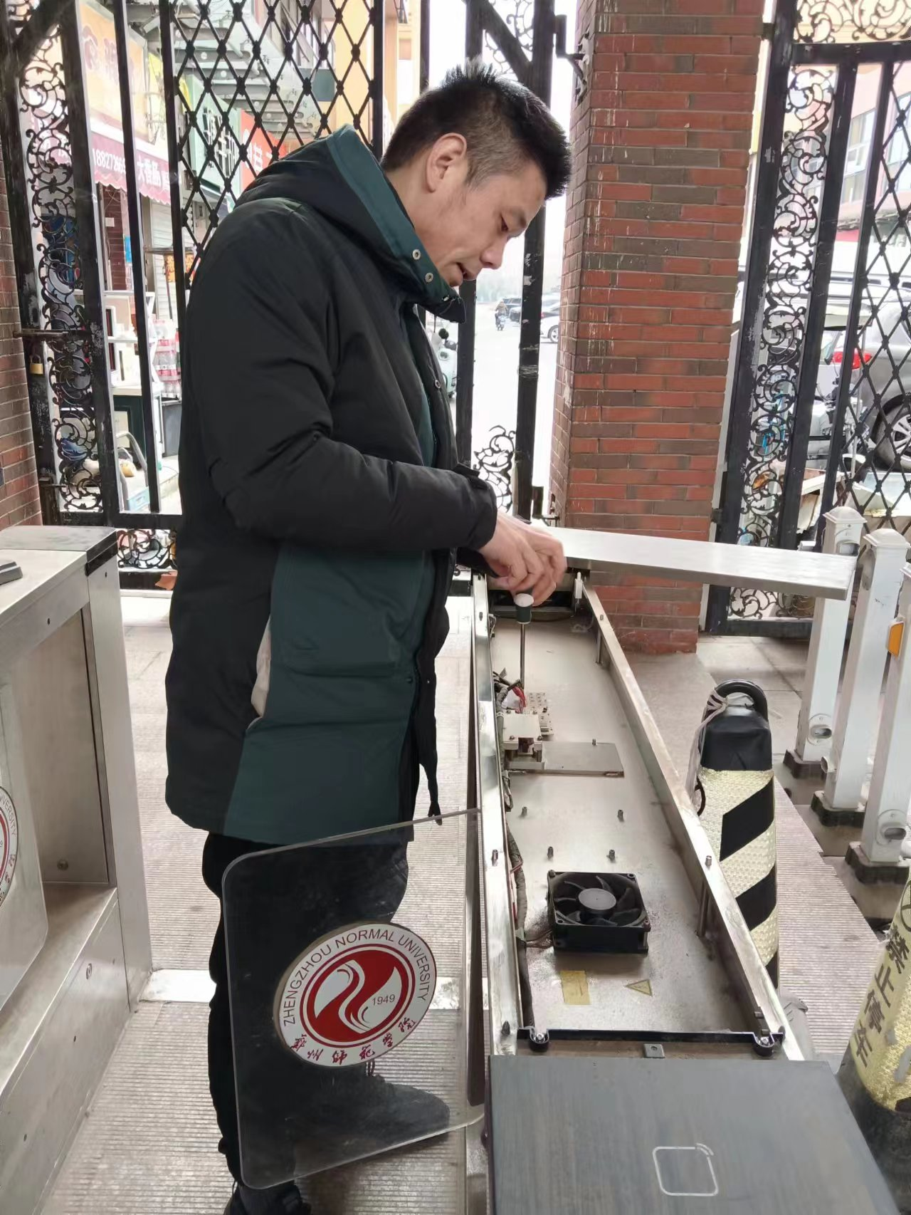 解决东校区出入口人脸识别设备无法识别问题。 解决东校区出入口人脸识别设备无法识别问题。